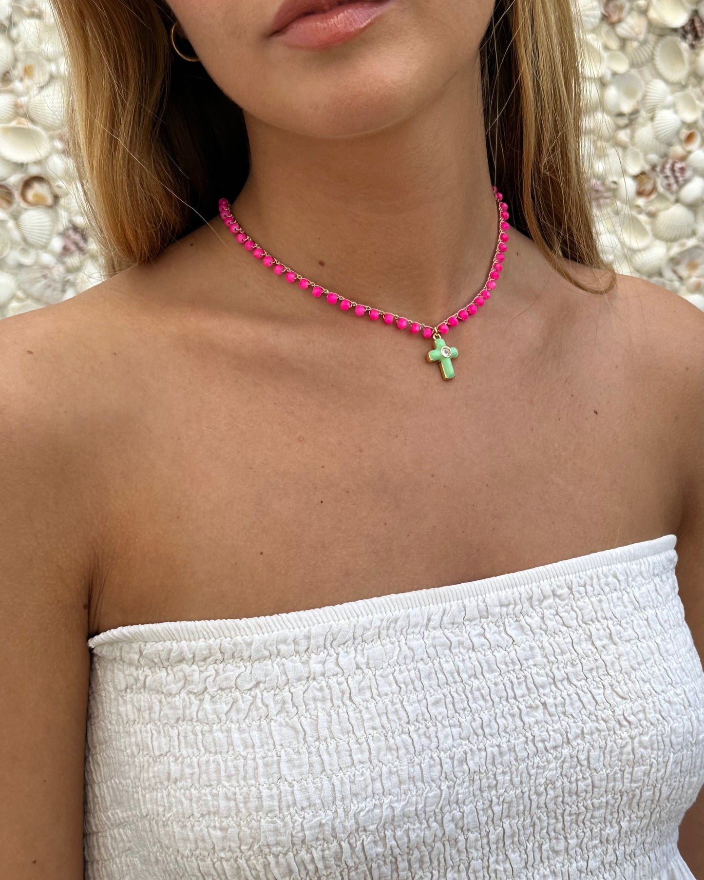 Collar crochet cruz rosa