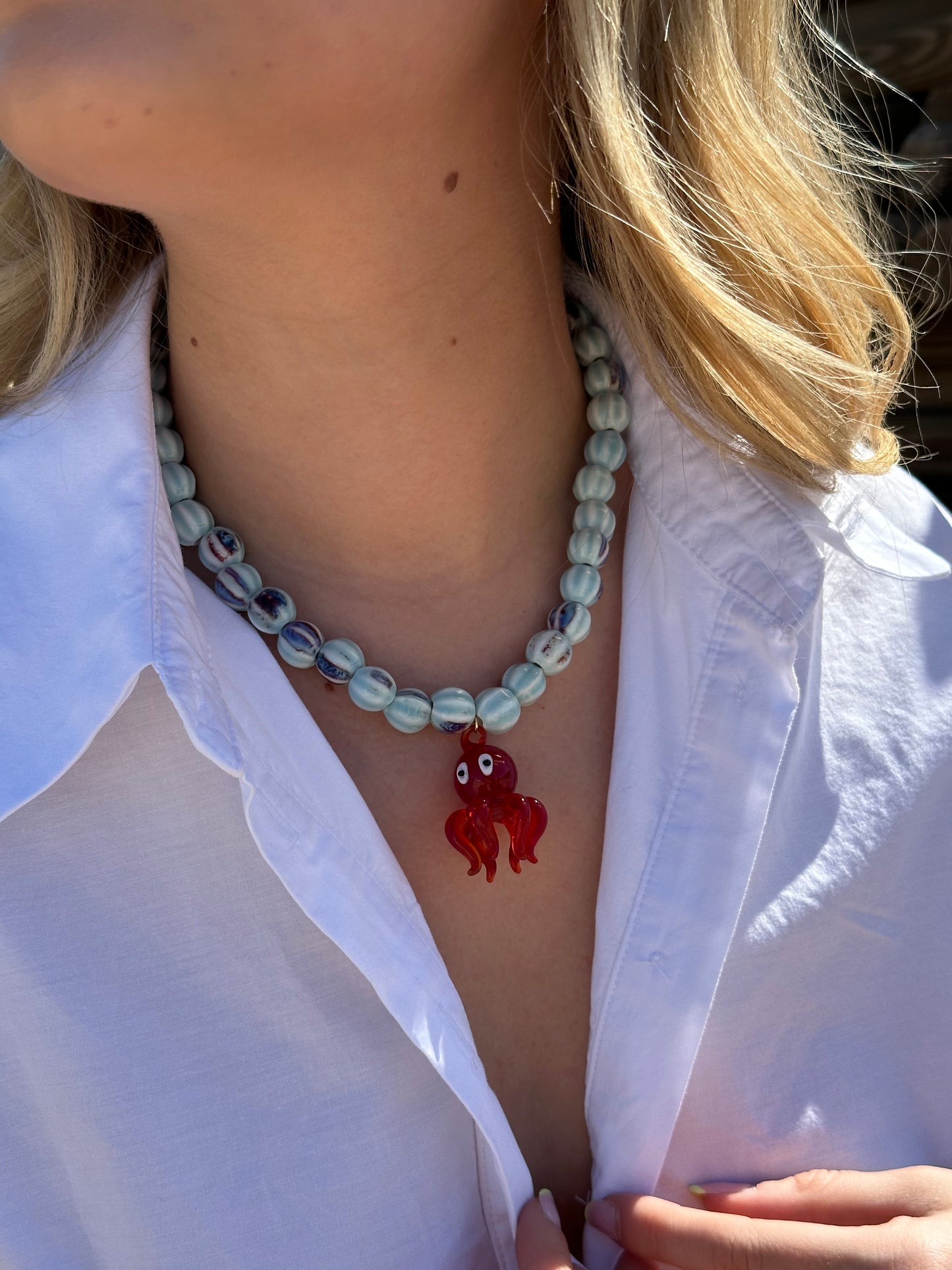 Collar pulpo azul y rojo