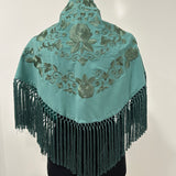Mantón verde jabonoso bordado al tono