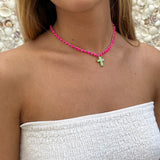 Collar crochet cruz rosa