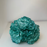 Triple clavel turquesa oscuro tintados a mano