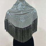 Mantón gris plata bordado al tono