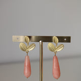 Pendiente hoja rosa