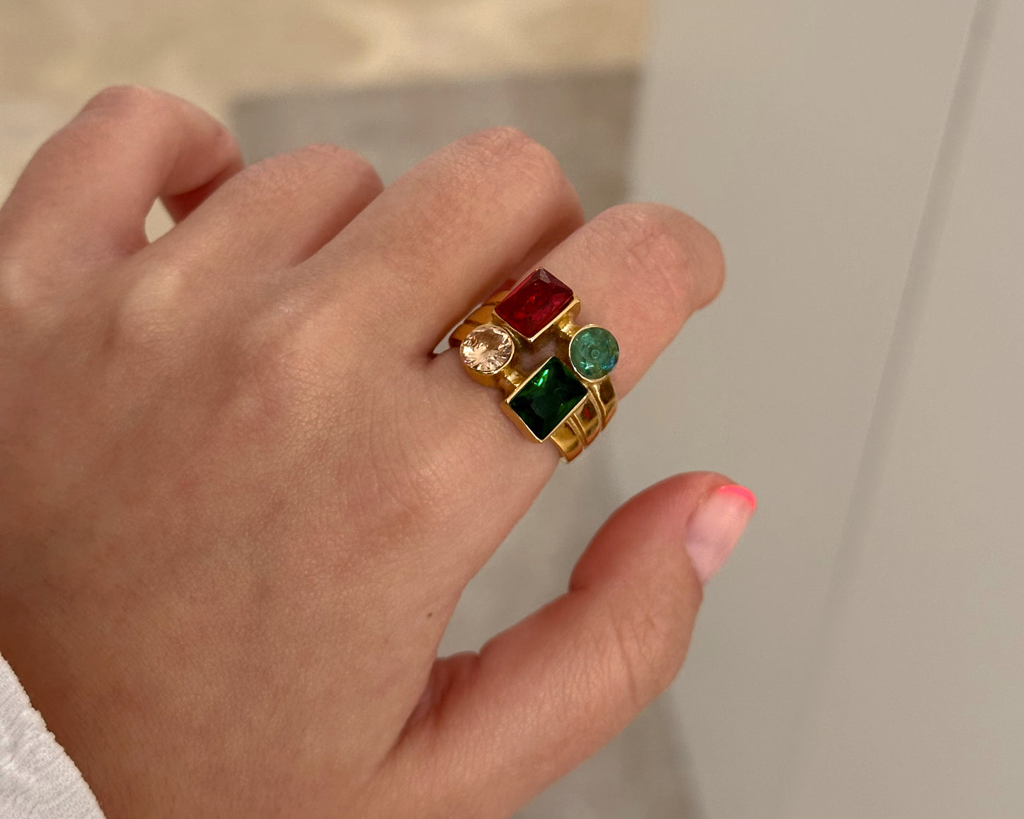 Anillo dorado piedras