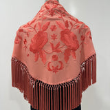 Mantón coral empolvado bordado al tono