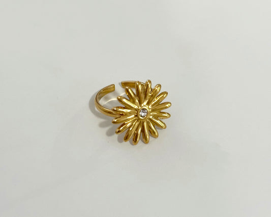Golden daisy ring