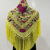 Mantón amarillo intenso bordado frambuesa Cantillana