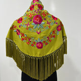 Mantón verde ácido bordado