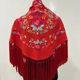 Mantón rojo bordado