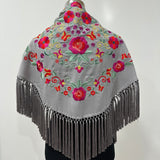 Mantón gris plata bordado