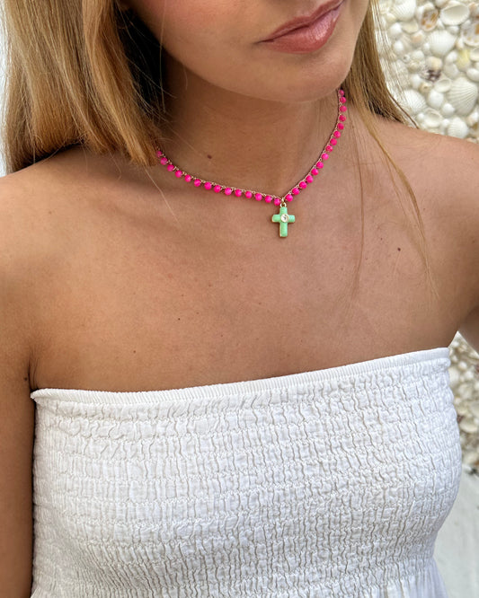 Collar crochet cruz rosa