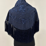 Mantón azul marino bordado al tono