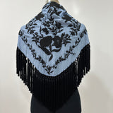 Mantón azul lavanda bordado Cantillana