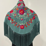 Mantón verde jabonoso bordado