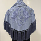 Mantón azul lavanda bordado al tono